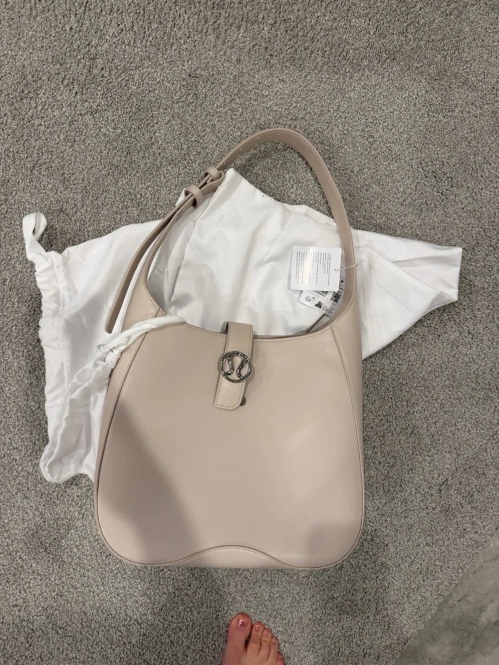 Lululemon NWT Leather Alternative Shoulder Bag Cashew 8L - Picture 8 of 12